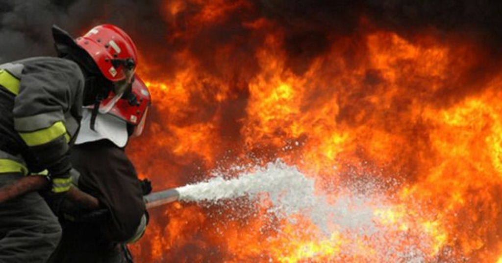 Un incendiu a distrus două case la Botoșani. Nouă persoane au rămas fără adăpost