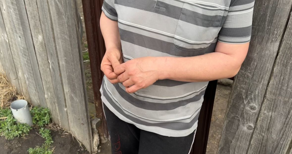 Două adolescente, violate de față cu mama lor