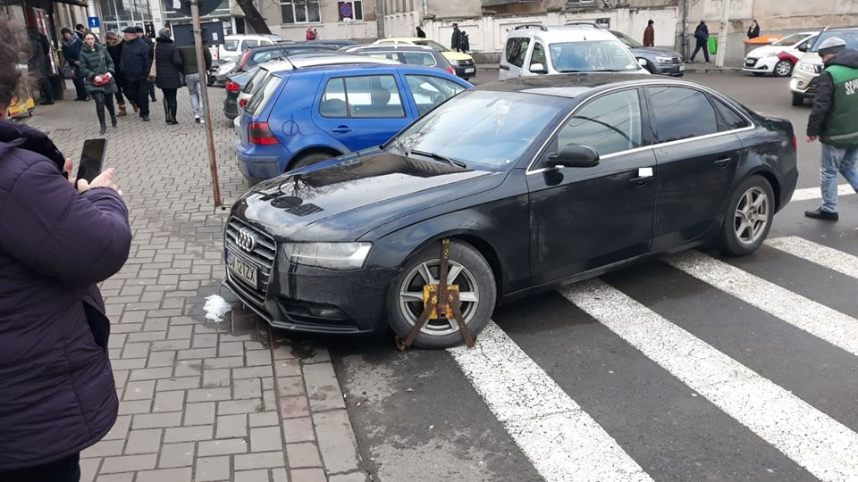 Zeci de şoferi ieşeni s-au trezit cu roţile maşinilor blocate
