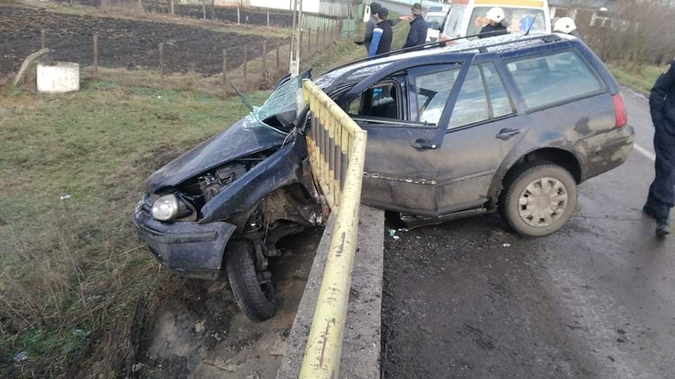 A scăpat cu viață după ce s-a izbit cu mașina într-un pod