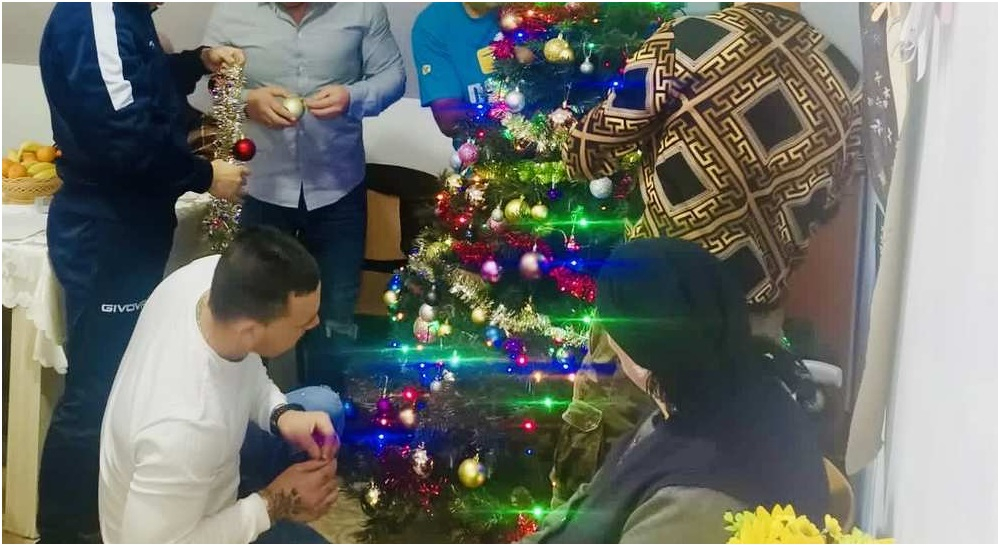 Deținuții din Bacău au împodobit bradul unor bătrâni, la azil