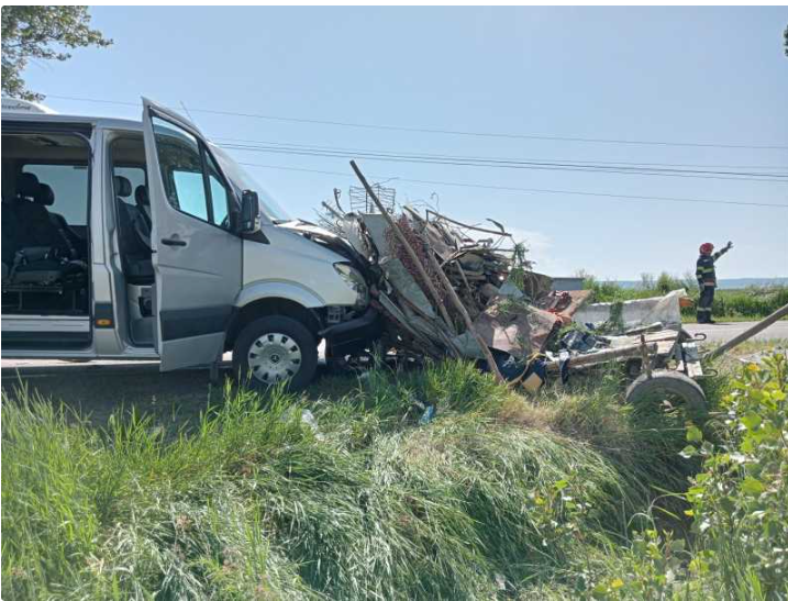 Accident la Botoșani. Un microbuz cu șapte ucraineni a lovit o căruță în care se aflau două persoane