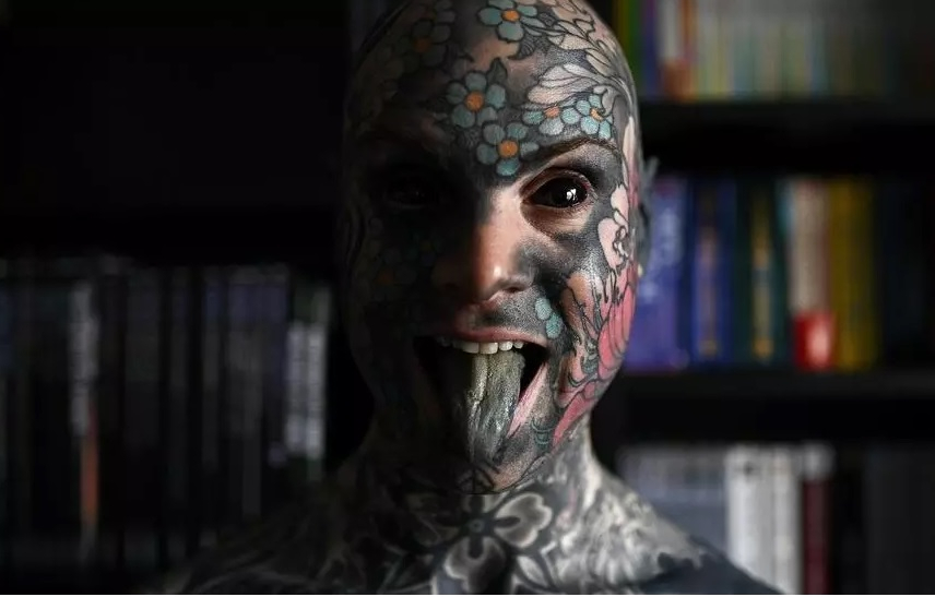 Un educator a fost respins de la grădiniță, din cauza tatuajelor