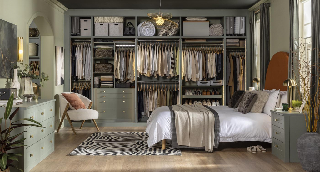 Minimalism cu stil. Cum să-ți creezi o garderobă compactă, dar plină de eleganță