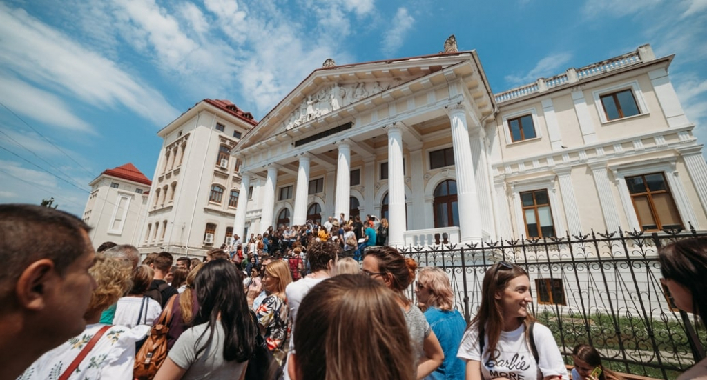 Mii de tineri iau cu asalt Universitatea de Medicină