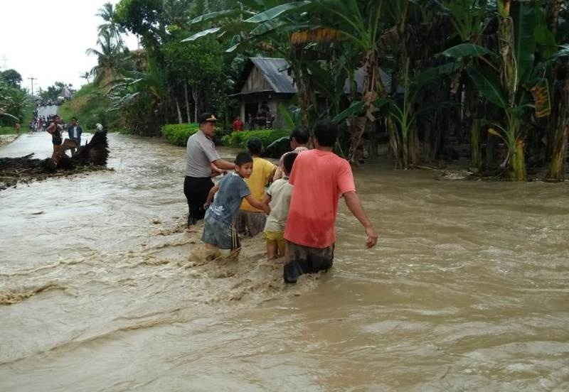 Cel puţin 43 de morţi şi circa 400.000 de persoane evacuate din cauza inundaţiilor din Indonezia