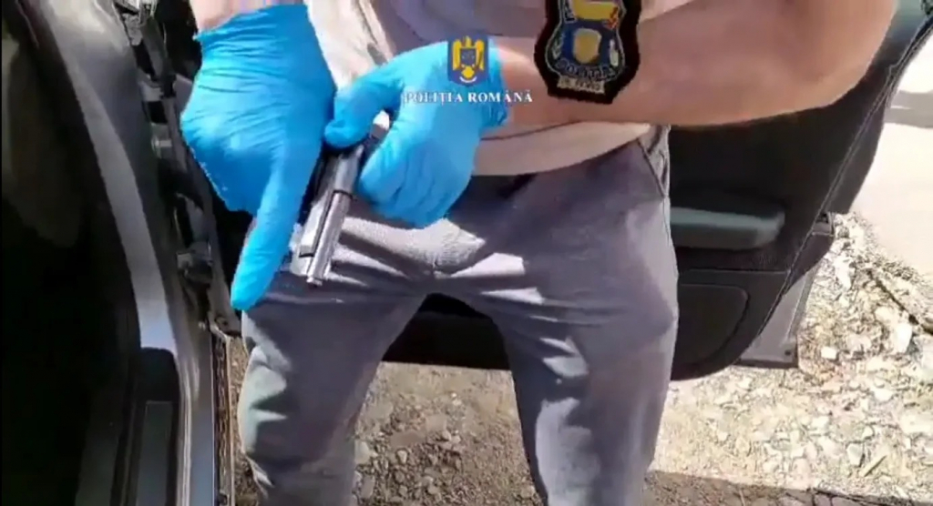 Un tânăr a făcut live pe o rețea socială în timp ce ameninţa o altă persoană cu un pistol