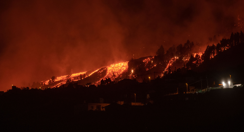 Erupția vulcanului din Canare a aruncat în aer râuri de lavă. Zeci de case au fost acoperite