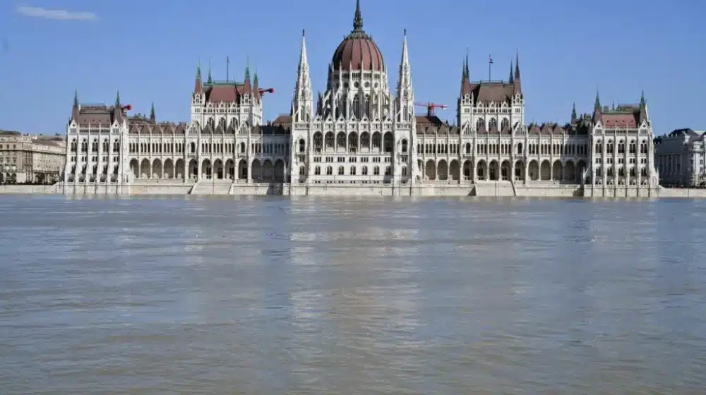Faleza Dunării din Budapesta, inundată: apa a ajuns până la scările Parlamentului