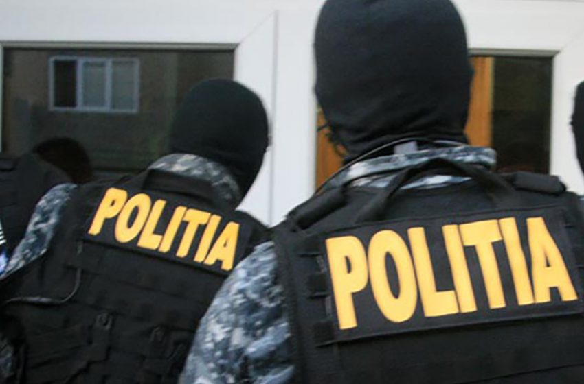 Optsprezece percheziţii la sediul unei instituţii publice din Suceava şi la mai multe persoane suspectate de dare de mită şi trafic de influenţă 