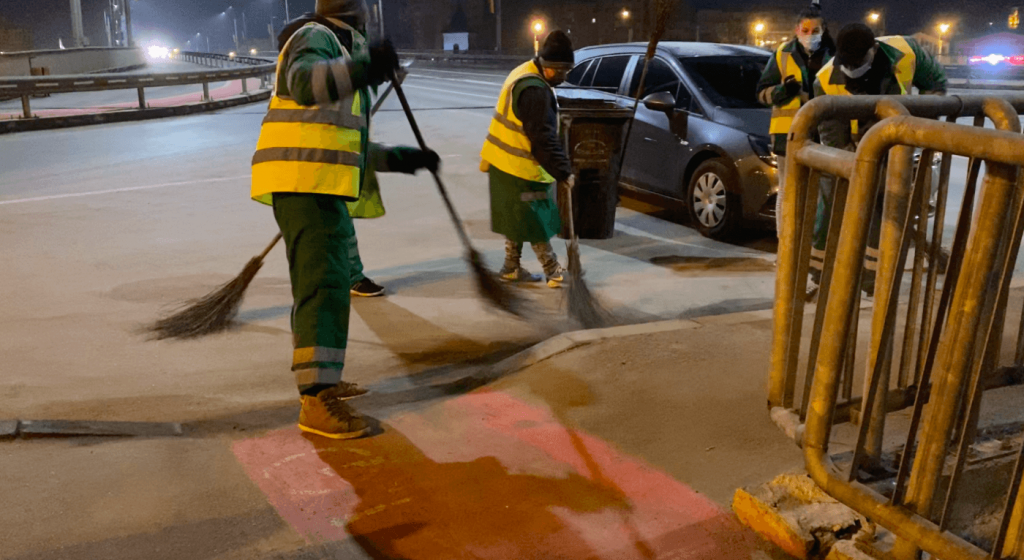 Muncitorii invizibili care țin Iașul în viață