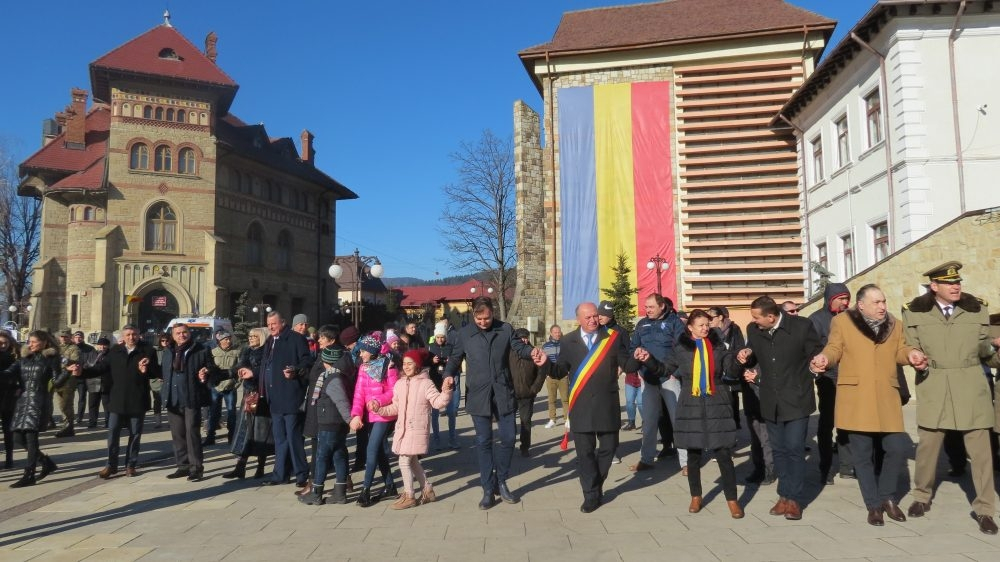 Sute de pietreni au dansat Hora Unirii