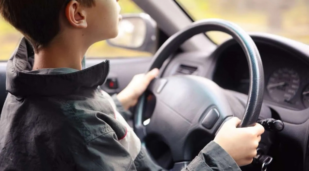 Un copil din Bacău, prins conducând autoturismul pe DN 12A