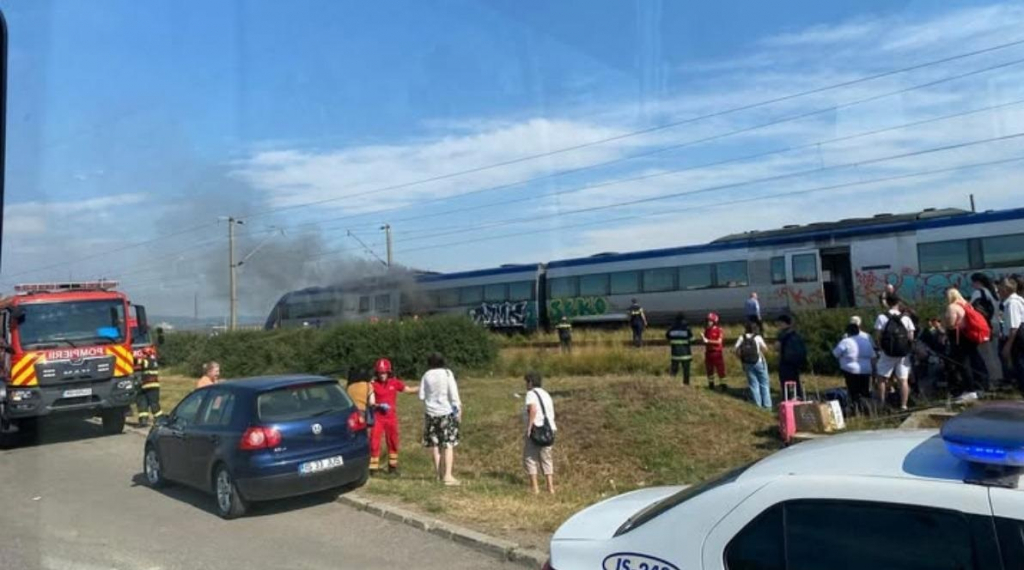 Locomotiva trenului Iași–Suceava a luat foc la Pașcani, lângă o benzinărie