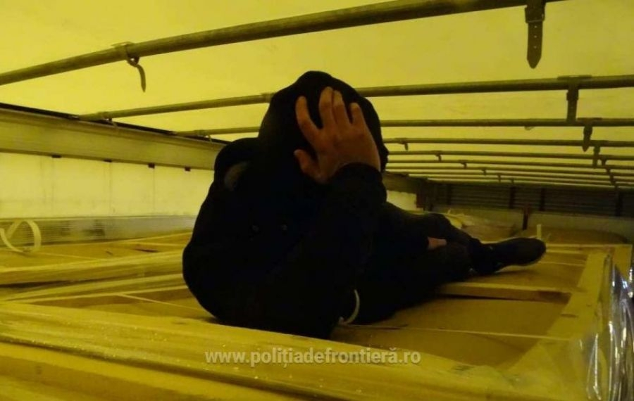 Doi cetăţeni din Afganistan au încercat să intre în țară, ascunşi într-un camion cu piese auto