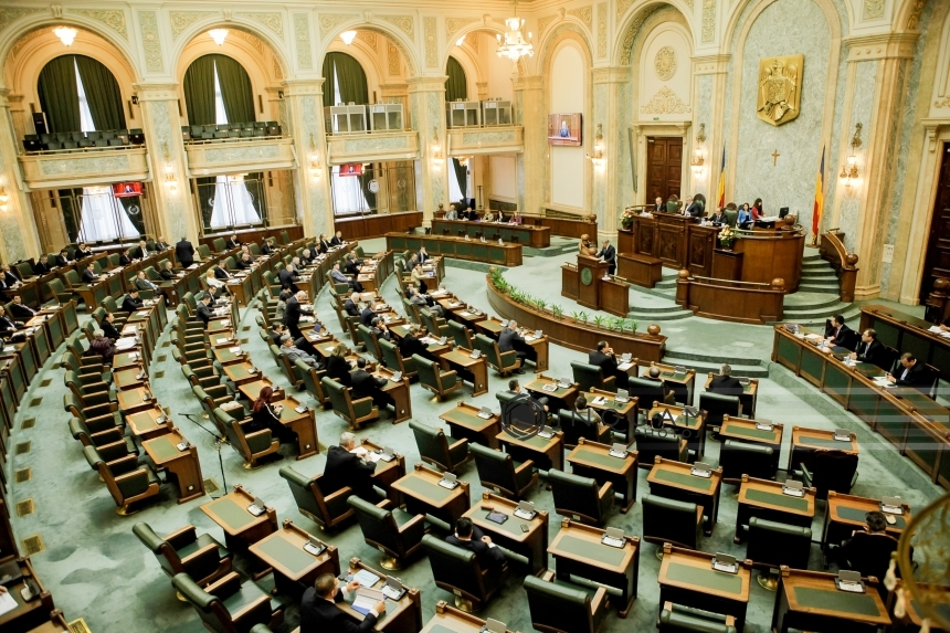 Parlamentul a angajat 100 de directori cu 17.000 lei salariu, plus 1.500 lei spor de condiții grele