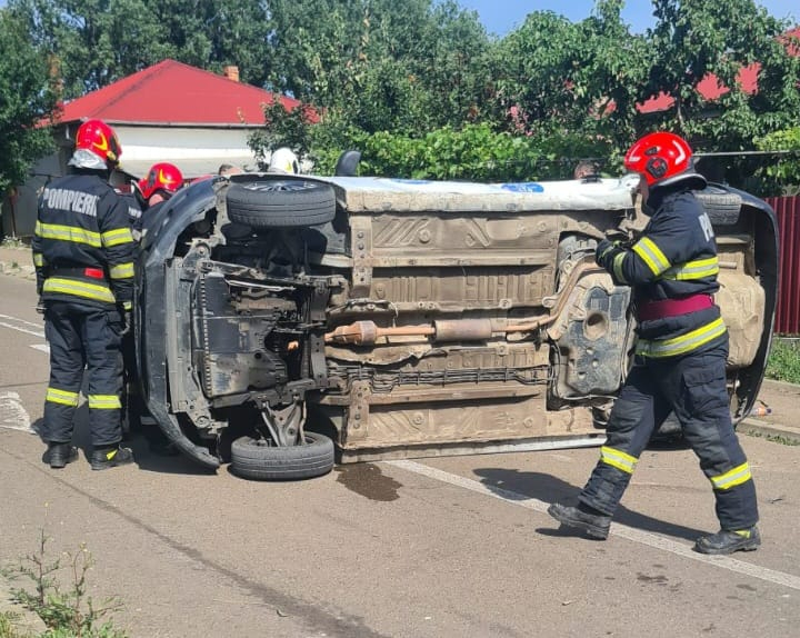 Accident grav la Dorohoi. Cinci victime, printre care trei copii de 2, 3 și 4 ani, transportate de urgență la spital