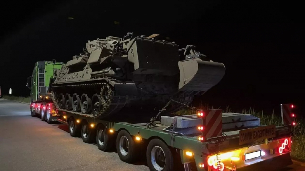 Un șofer român de TIR a fost prins în Germania când transporta ilegal un tanc spre România