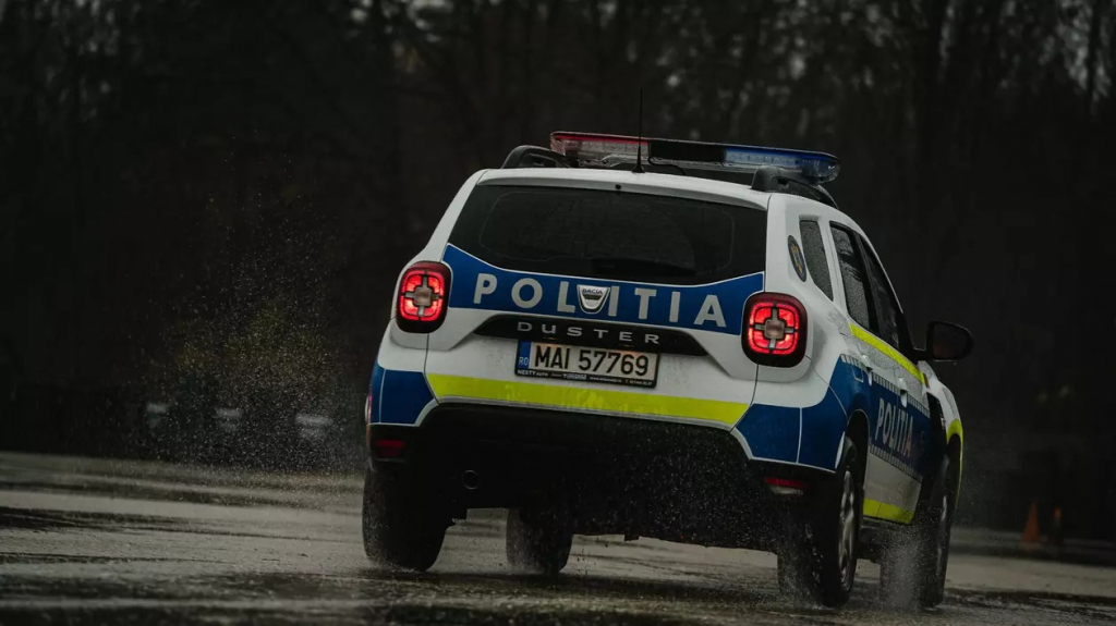 Bărbat înjunghiat în gât, cu o șurubelniță, în parcarea unui supermarket din Arad. De la ce a pornit scandalul