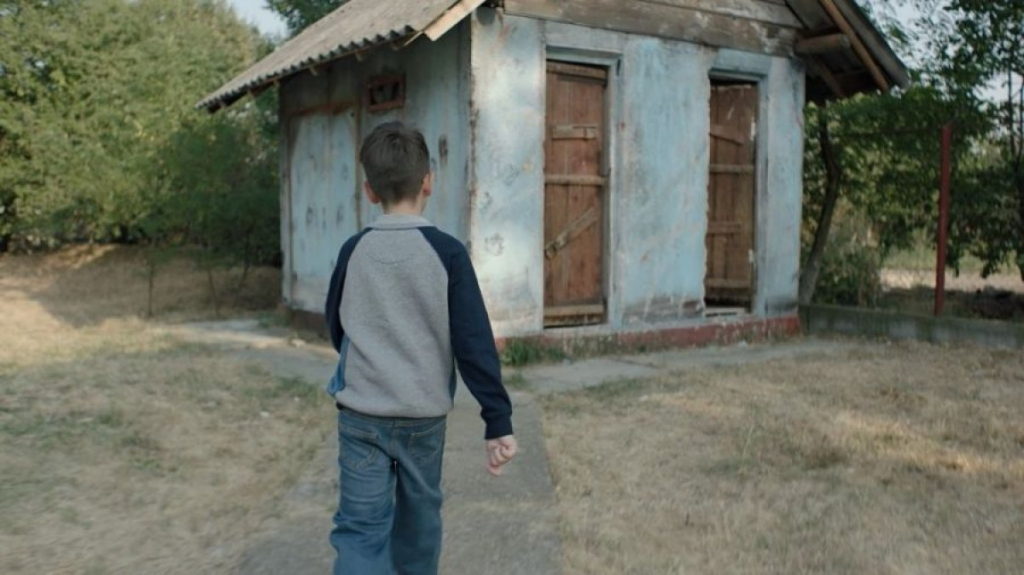 Unii elevii vor merge tot la toaleta din fundul curții...