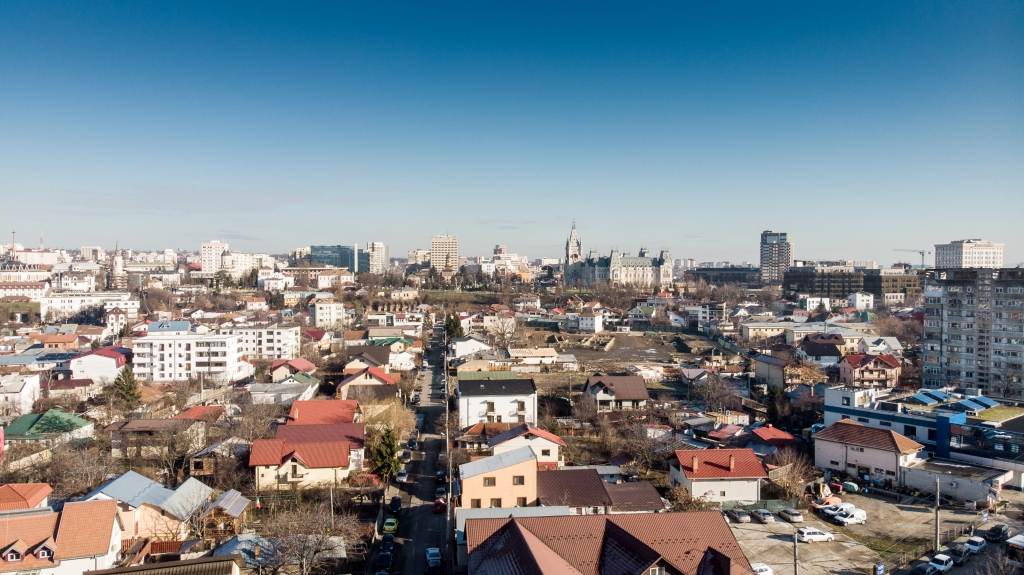 Ieşenii, chemaţi la dezbateri publice pe teme imobiliare
