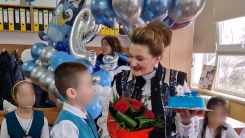 Ziua unui elev din Bacău, sărbătorită la școală cu o cântăreață și animatori. Explicațiile directorului