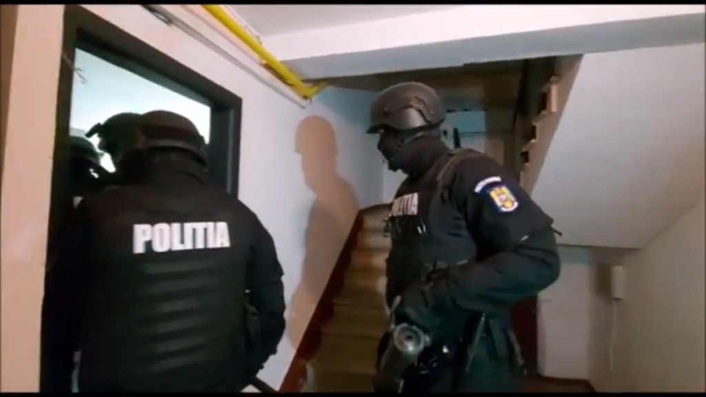 Percheziții la Bacău, într-un dosar cu fraudă de 50.000 de euro. 9 persoane acuzate de fals în documente au fost duse la audieri