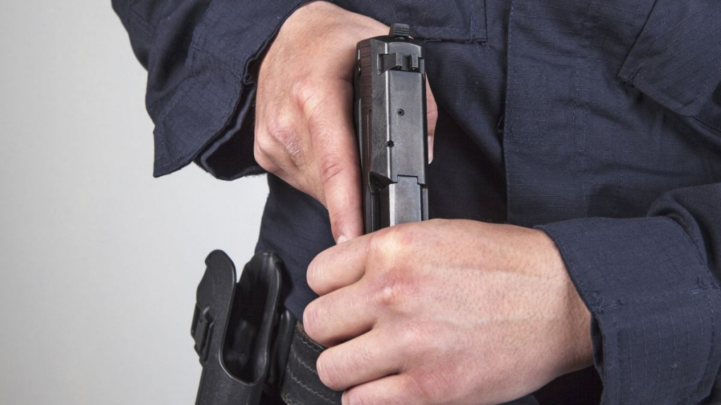 Polițiștii botoșăneni au tras cinci focuri de armă pentru a opri un tânăr șofer