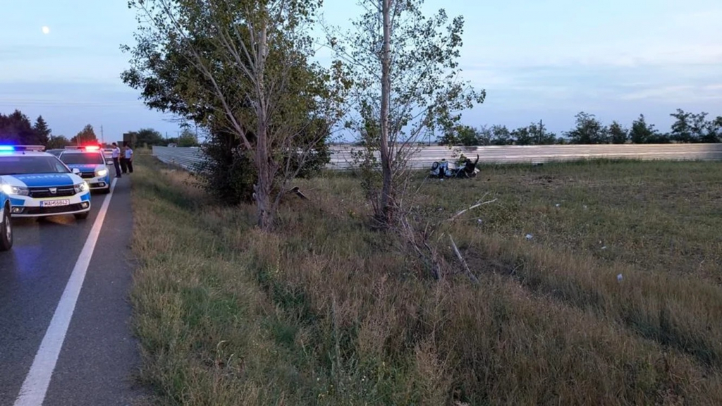 Urmărire ca-n filme în Brașov. Un hoț de mașini a încercat să scape de polițiști rulând cu 160 km/h, dar s-a răsturnat