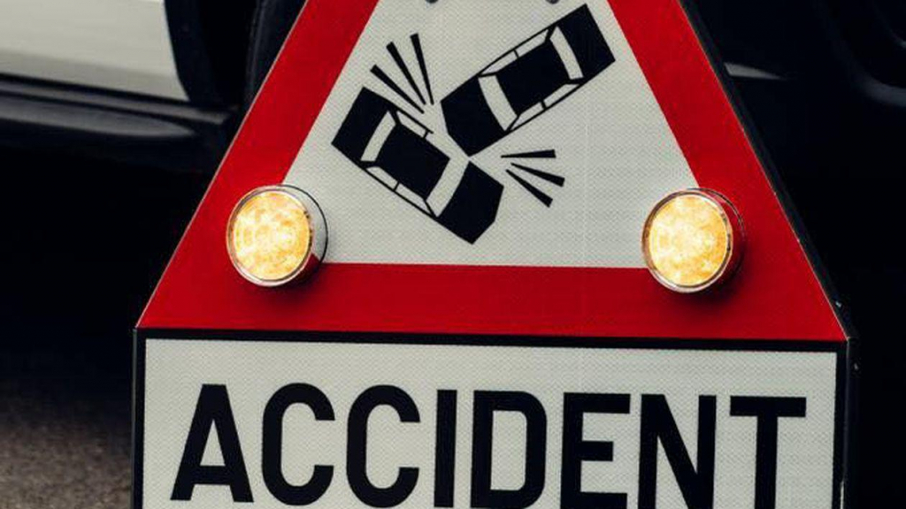 Un șofer din Neamț a intrat cu maşina într-un cap de pod. Accidentul, produs din cauza unei albine