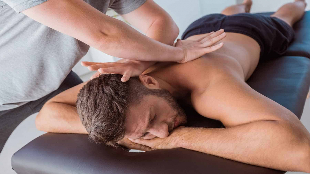 Masajul la domiciliu, metoda de relaxare care atrage tot mai mulți ieșeni