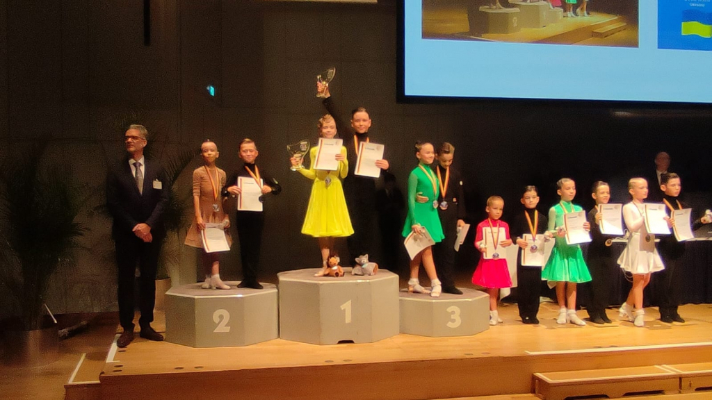 GALERIE FOTO - Micii dansatori din Iași, medaliați cu aur și argint la cel mai mare concurs de dans sportiv din lume