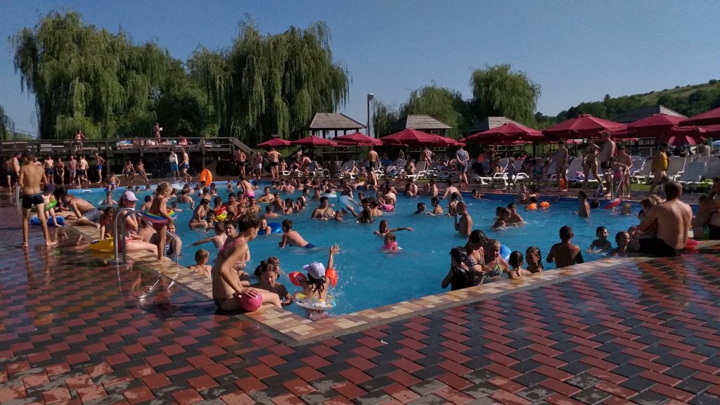 Piscinele aglomerate, un real pericol pentru sănătate. Medicii trag un semnal de alarmă