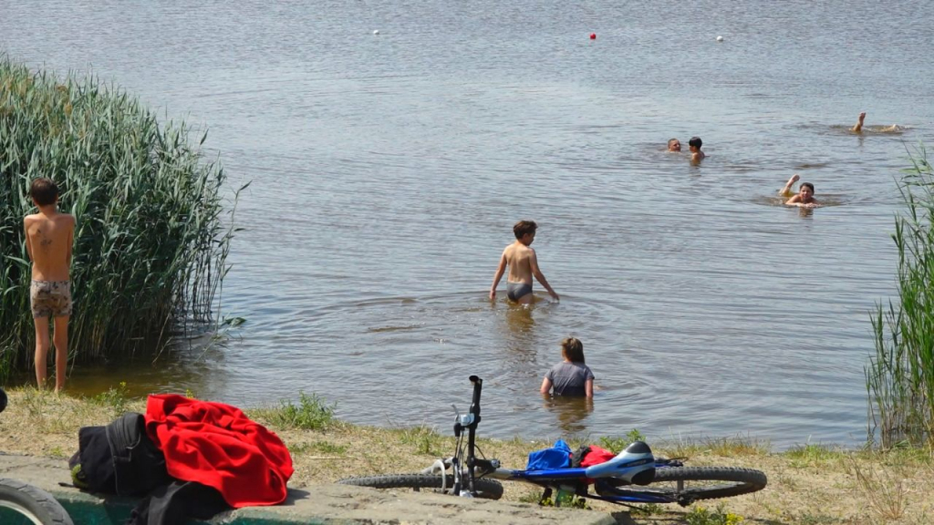 Boli grave, uneori fatale, îi pândesc pe cei care se scaldă în iazuri și lacuri