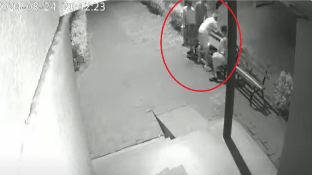Tineri filmaţi în timp ce fură o bancă de pe stradă, în Bacău. Totul în câteva secunde.