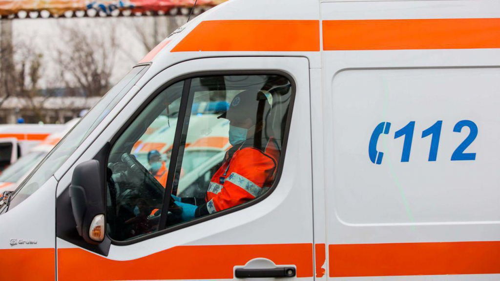 Iași: Rudele unui bărbat aflat în stop cardio-respirator au vandalizat o ambulanță. Care este motivul