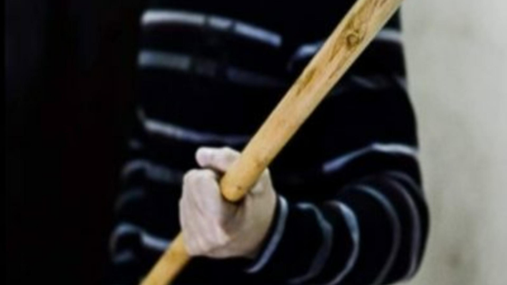 A dat cu parul în mijlocul satului, în văzul multora, dar a scăpat de condamnare