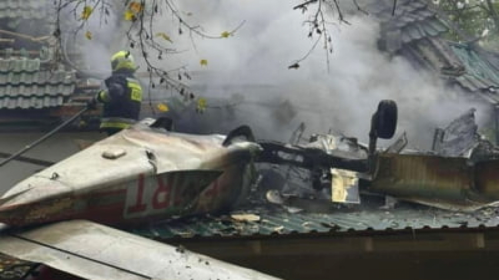  Accident aviatic în Republica Moldova. Un avion s-a prăbușit peste o casă și ulterior a luat foc