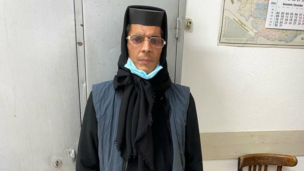Bărbat deghizat în măicuță, prins de polițiști