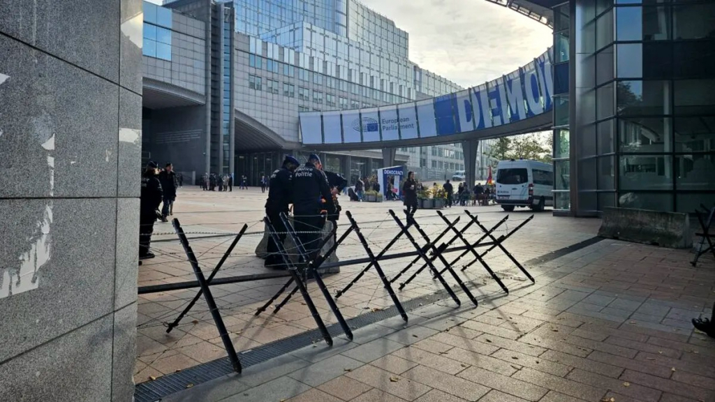 Garduri ghimpate și sute de polițiști mobilizați la Parlamentul European pentru a face față unui protest al fermierilor