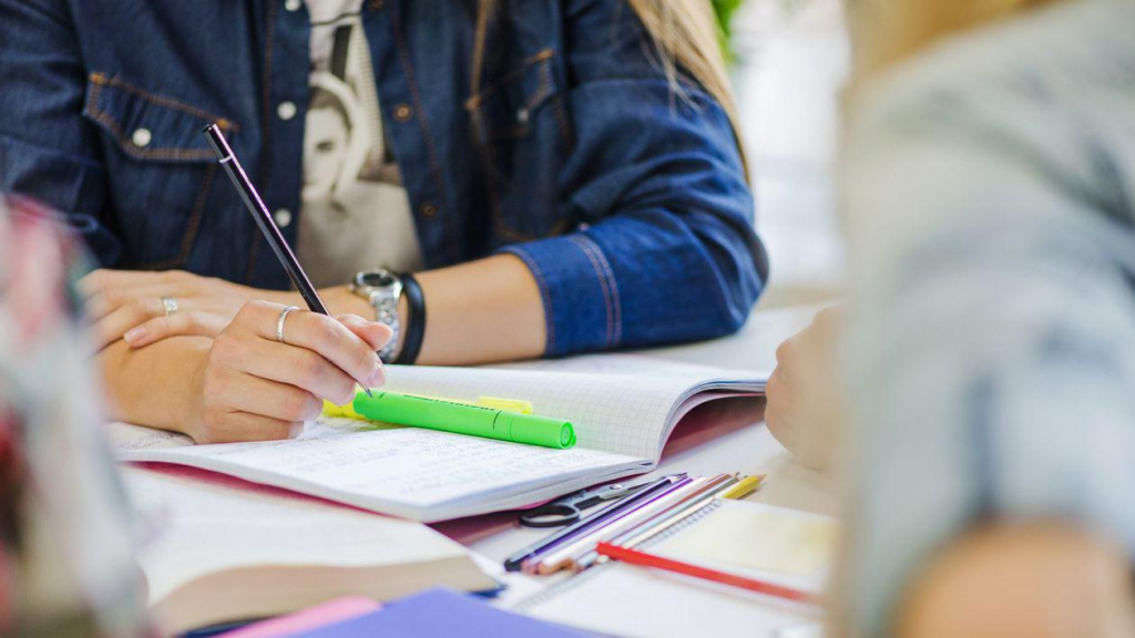 Elevii și studenții, ajutați de tehnologie să copieze fără să fie prinși. Ce metode sunt „la modă” printre tineri