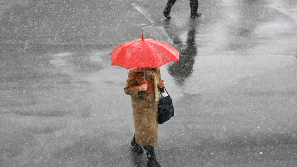 Avertizări meteo: lapoviță, polei și ceață densă în Banat și Moldova