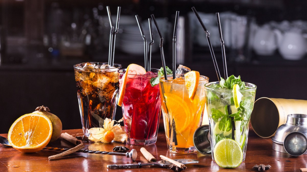 Cocktailuri cu personalitate – rețete unice și povestea fiecărui ingredient