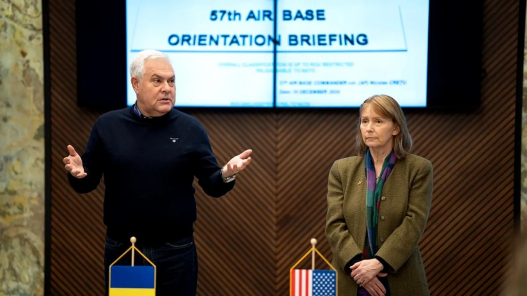 Ministrul apărării și ambasadoarea SUA – vizită la Baza 57 Aeriană; Ce au discutat
