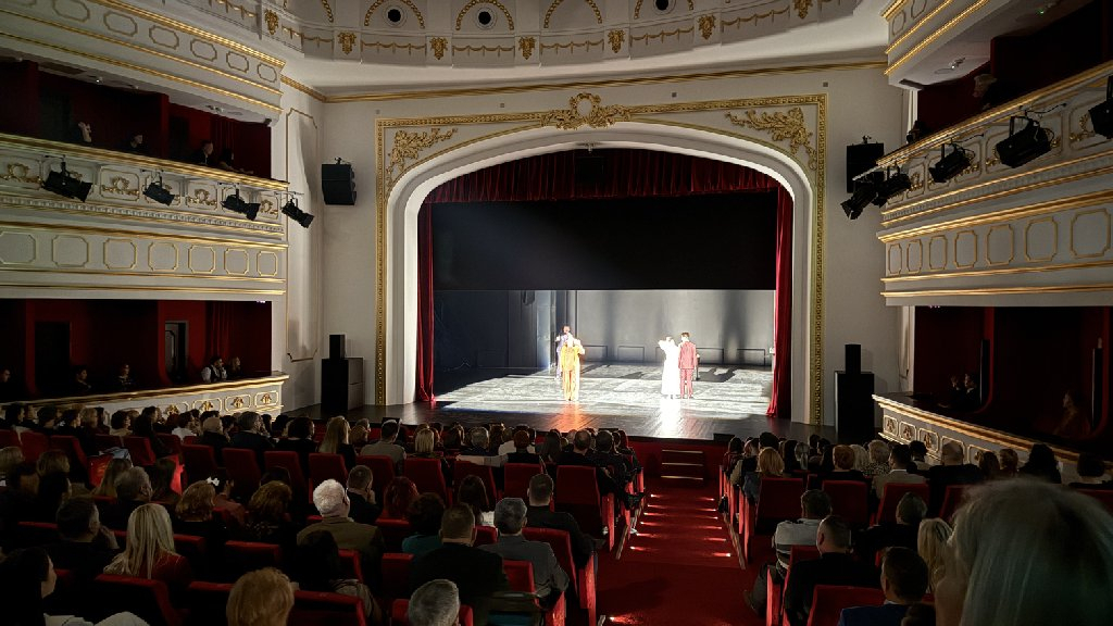 După 10 ani, aplauzele au umplut din nou sala Teatrului „Mihai Eminescu