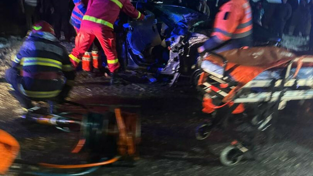 Accident violent în Neamț. Un microbuz și un autoturism s-au ciocnit frontal. Sunt mai multe victime