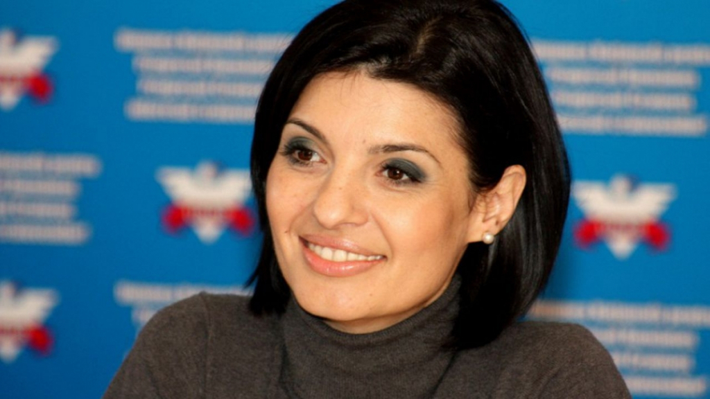  Imagini virale! Lavinia Șandru, atac la 'matrioșka' Elena Lasconi: 'Masconi, Retrage-te!'