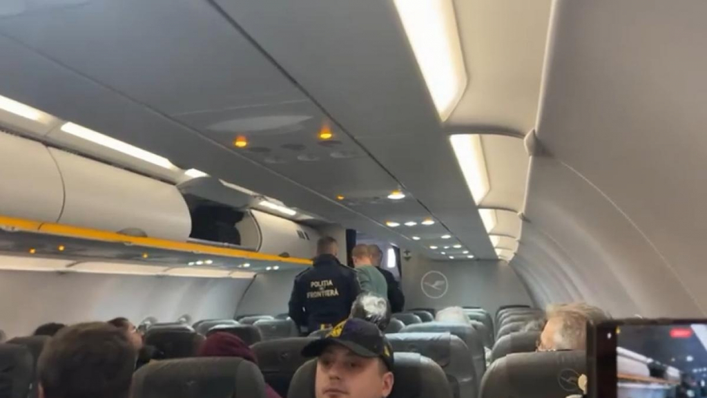 Un avion care a decolat de pe Otopeni s-a reîntors de urgență pe aeroport după 30 de minute. Un bărbat a strigat lucruri bizare și a amenințat pasagerii