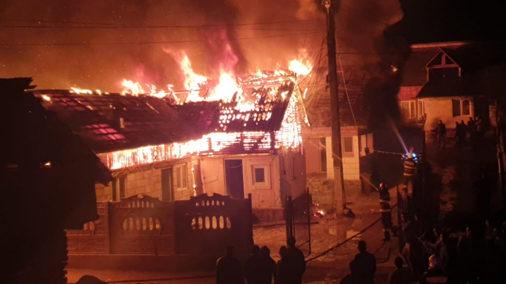 Incendiu la Coțușca. O bătrână și-a dat foc la casă