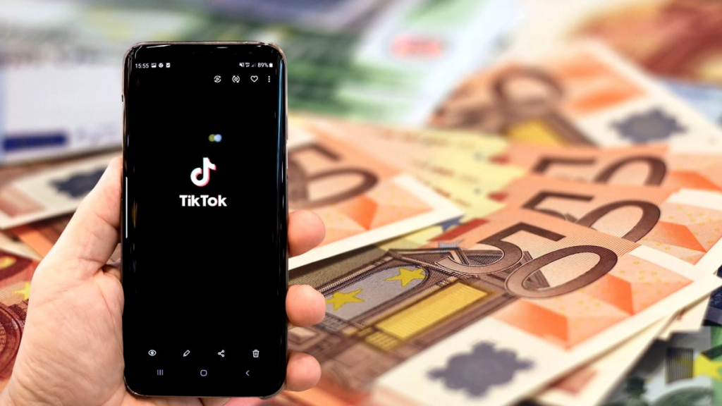 Tinerii și mirajul faimei de pe TikTok. Cât de periculoase sunt, în realitate, trendurile din mediul online